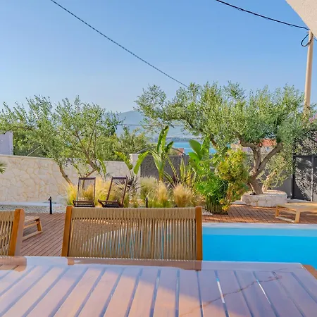 Appartement The Three Flowers Pool House *