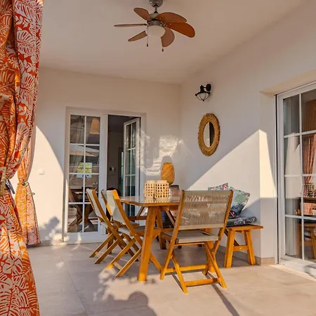 Appartement The Three Flowers Pool House *