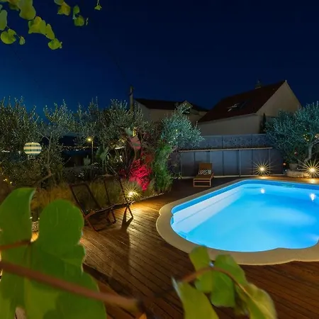 Apartment The Three Flowers Pool House *