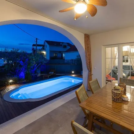 The Three Flowers Pool House