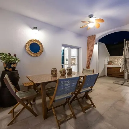 The Three Flowers Pool House *