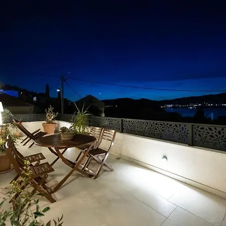 The Three Flowers Pool House Apartment