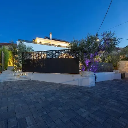 The Three Flowers Pool House Apartment *