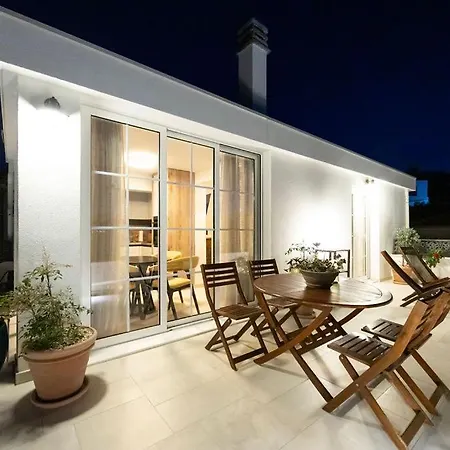 Apartment The Three Flowers Pool House *