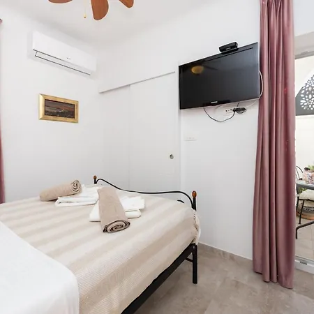 Apartment The Three Flowers Pool House Trogir