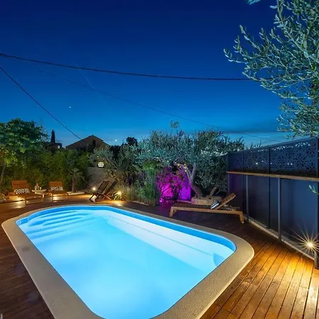 The Three Flowers Pool House
