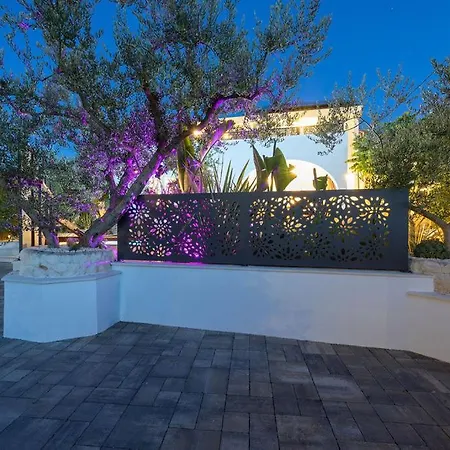 The Three Flowers Pool House Apartment