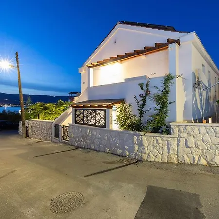 The Three Flowers Pool House Apartment Trogir