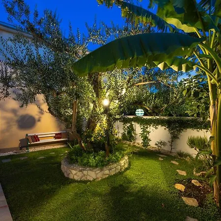 The Three Flowers Pool House Apartment Trogir