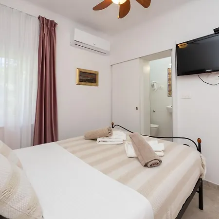 The Three Flowers Pool House Apartment
