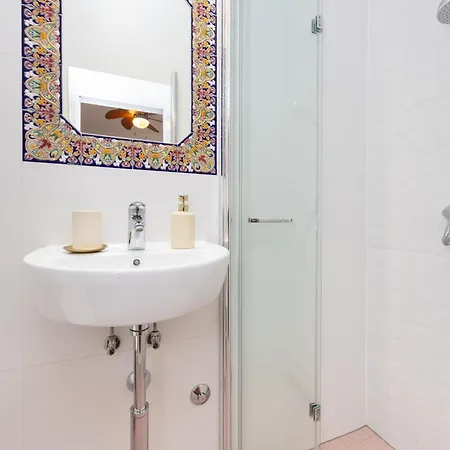 The Three Flowers Pool House Apartment *