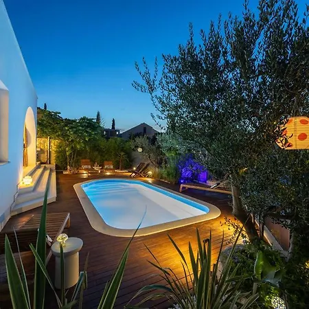 The Three Flowers Pool House Apartment *