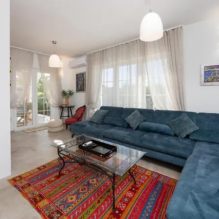 Apartment The Three Flowers Pool House *