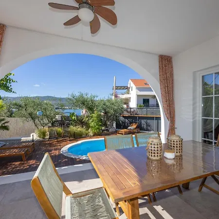 The Three Flowers Pool House Apartment Trogir