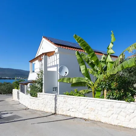 The Three Flowers Pool House Trogir