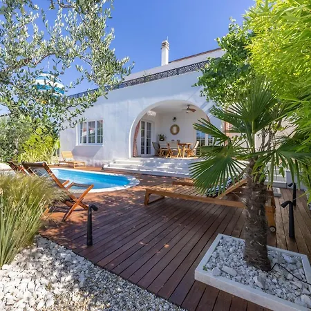 The Three Flowers Pool House