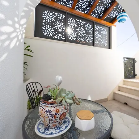 The Three Flowers Pool House Apartment