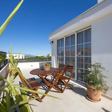 The Three Flowers Pool House Apartment Trogir