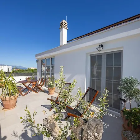 The Three Flowers Pool House *