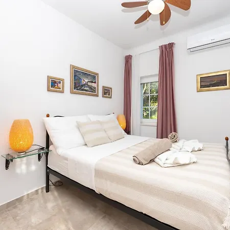 The Three Flowers Pool House Trogir
