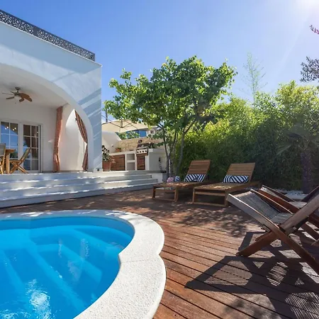The Three Flowers Pool House