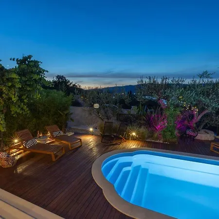 The Three Flowers Pool House Apartment