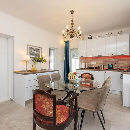 The Three Flowers Pool House Apartment *