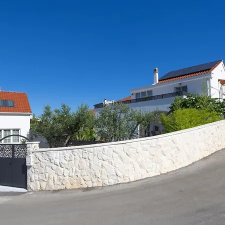 The Three Flowers Pool House *