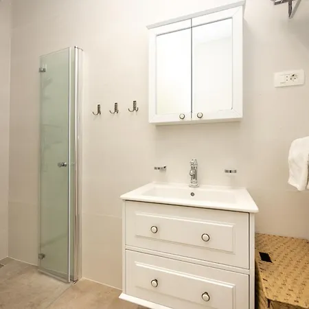 The Three Flowers Pool House Apartment