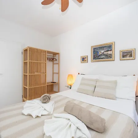 The Three Flowers Pool House Apartment *