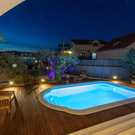 Apartment The Three Flowers Pool House Trogir