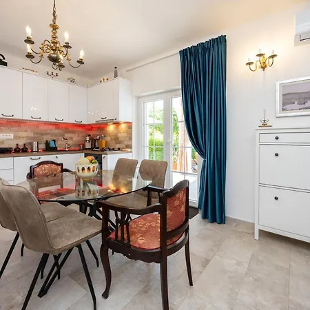 The Three Flowers Pool House Apartment