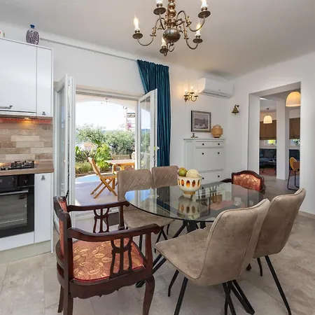 The Three Flowers Pool House Apartment Trogir