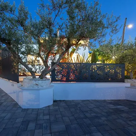Apartment The Three Flowers Pool House