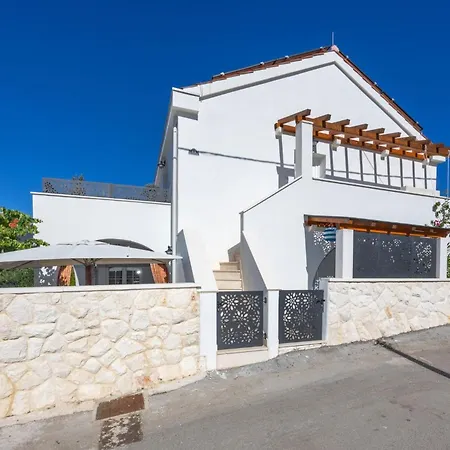 The Three Flowers Pool House Apartment Trogir