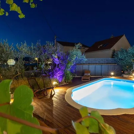 The Three Flowers Pool House