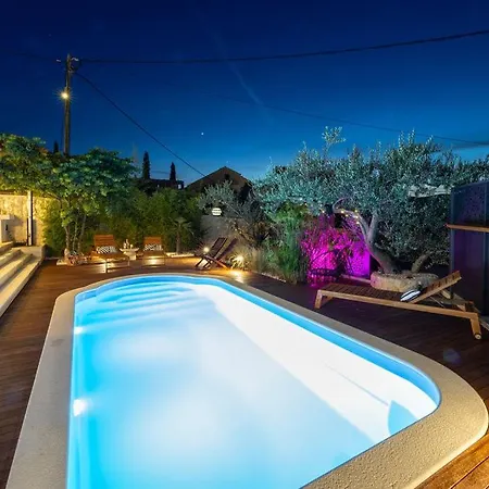The Three Flowers Pool House Apartment