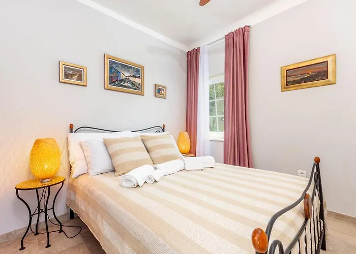 The Three Flowers Pool House Trogir