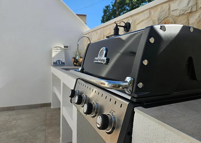 The Three Flowers Pool House Trogir