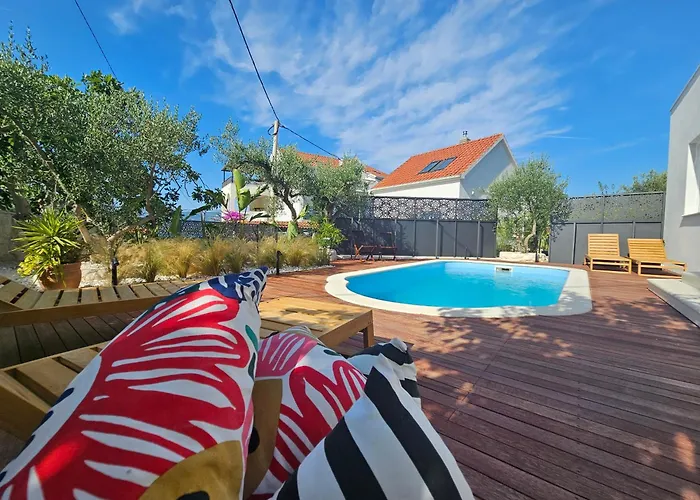 The Three Flowers Pool House