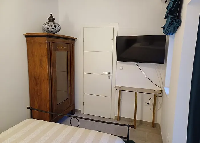 The Three Flowers Pool House Appartement *