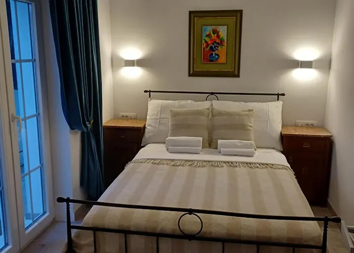 The Three Flowers Pool House *