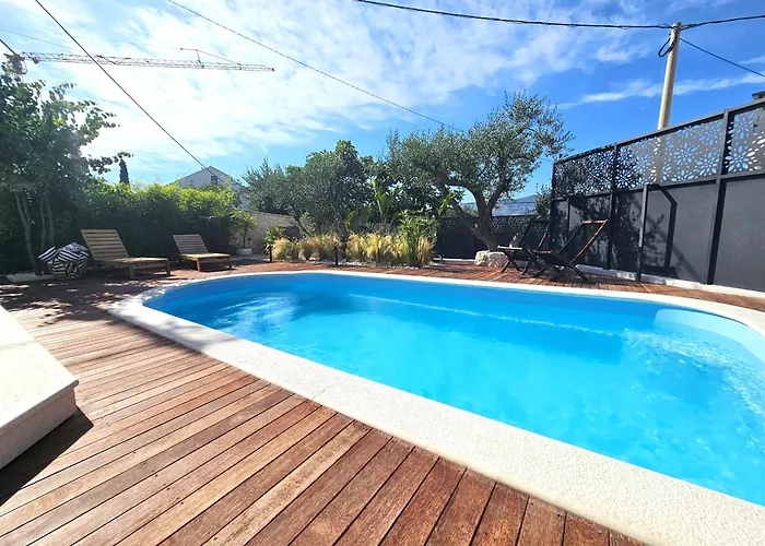 The Three Flowers Pool House Appartement *