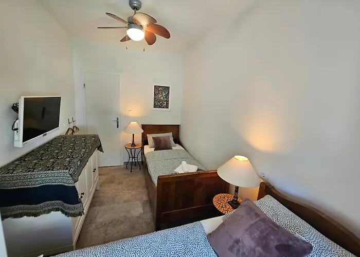 Appartement The Three Flowers Pool House *