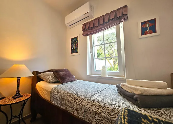 The Three Flowers Pool House Appartement *