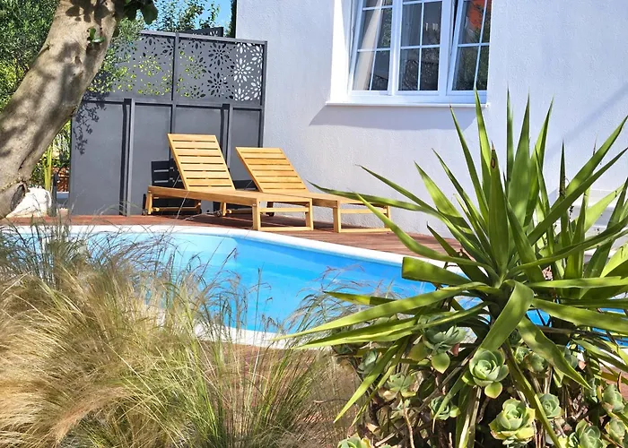 The Three Flowers Pool House Appartement *