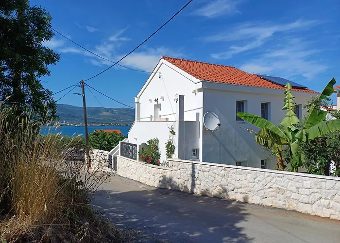 The Three Flowers Pool House