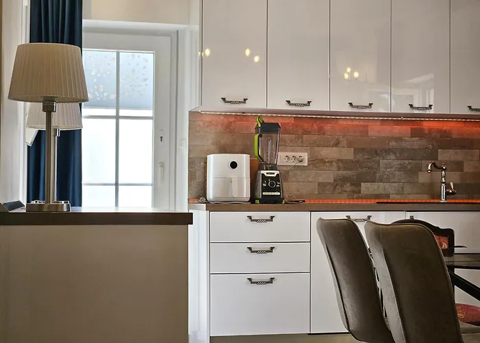 The Three Flowers Pool House Appartement