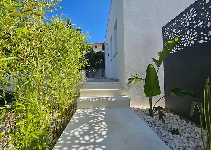 The Three Flowers Pool House Appartement