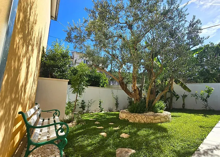 The Three Flowers Pool House *